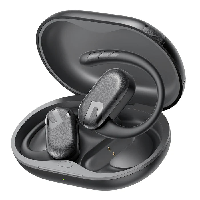 Casti Soundpeats Breezy negre cu gri asezate in cutia de incarcare deschisa, cu carlige ergonomice dupa ureche