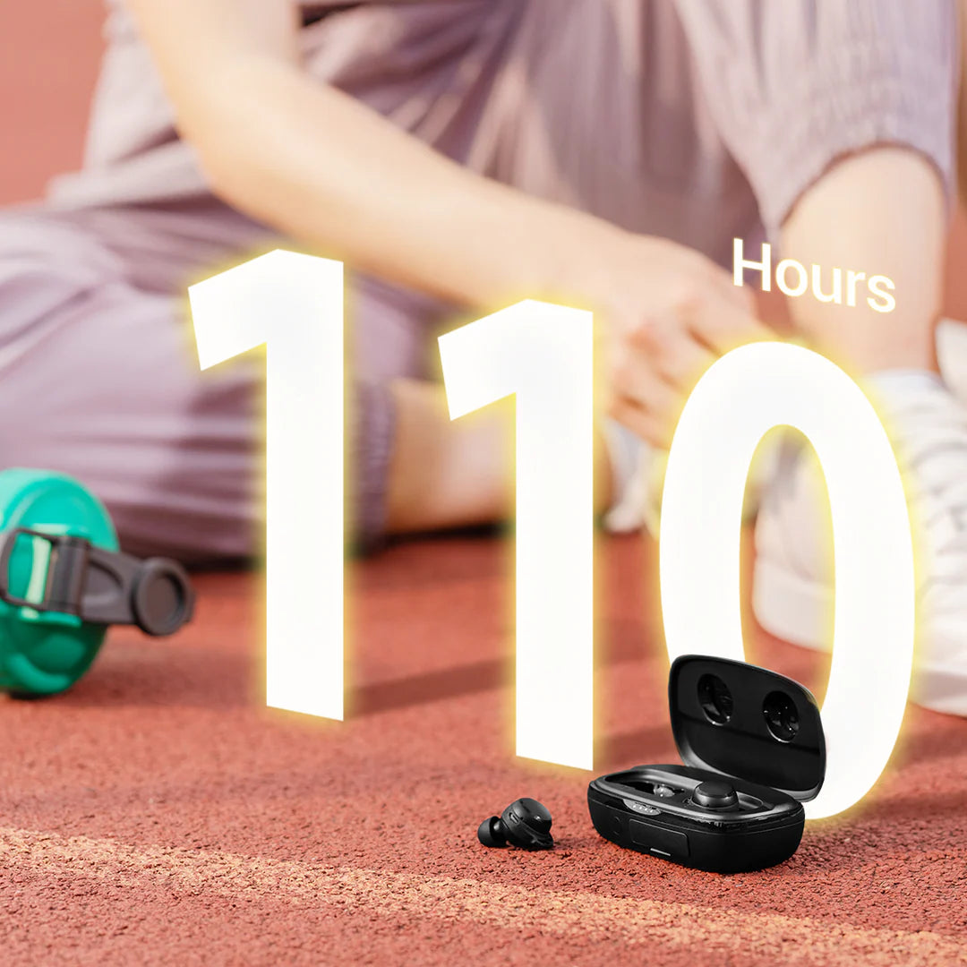 Imagine lifestyle cu casti Tribit FlyBuds 3 true wireless si cutie de incarcare, evidentiind 110 ore autonomie pentru muzica