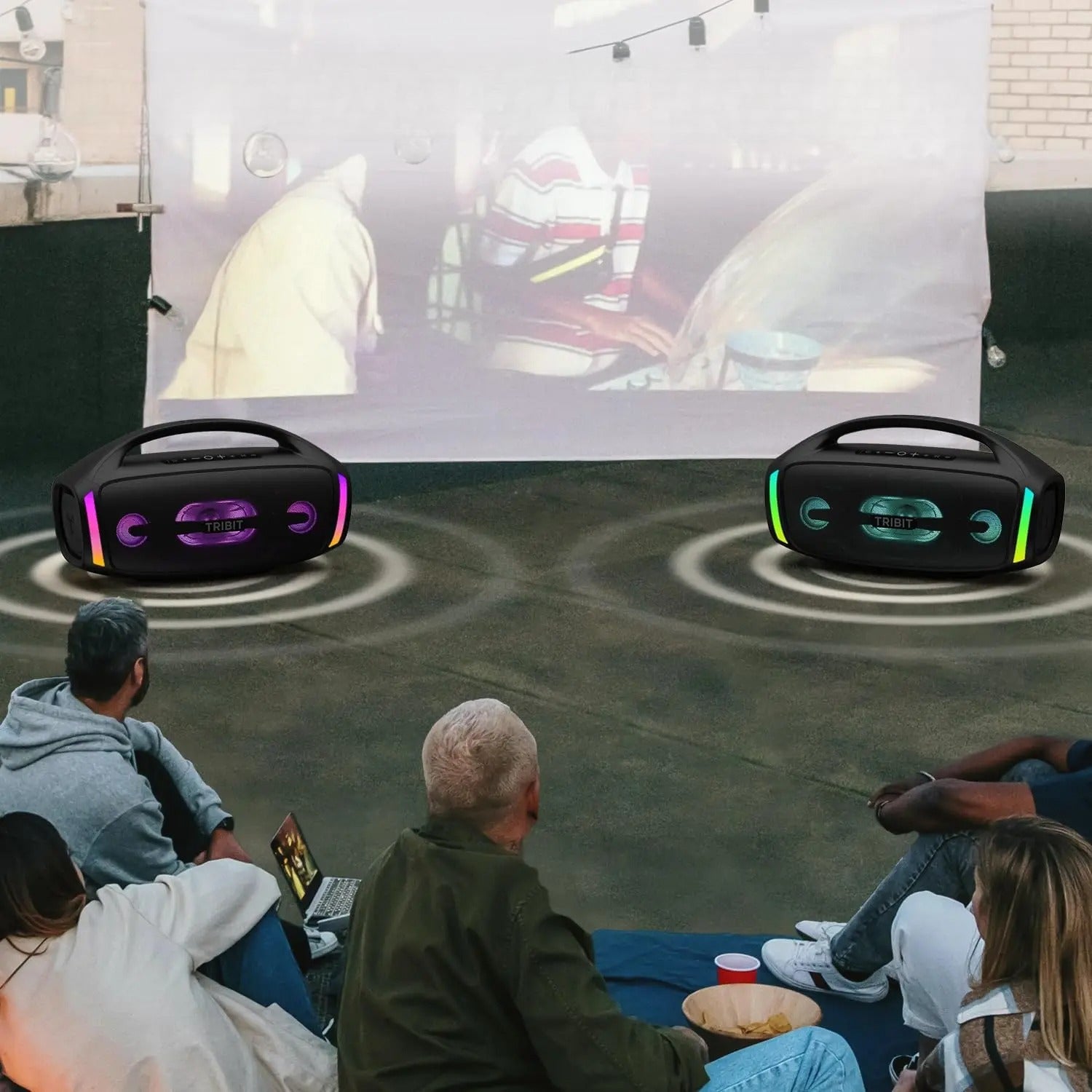 Boxa portabila Tribit StormBox Blast 2 folosita la cinema in aer liber, cu Bluetooth, iluminare RGB si sunet puternic