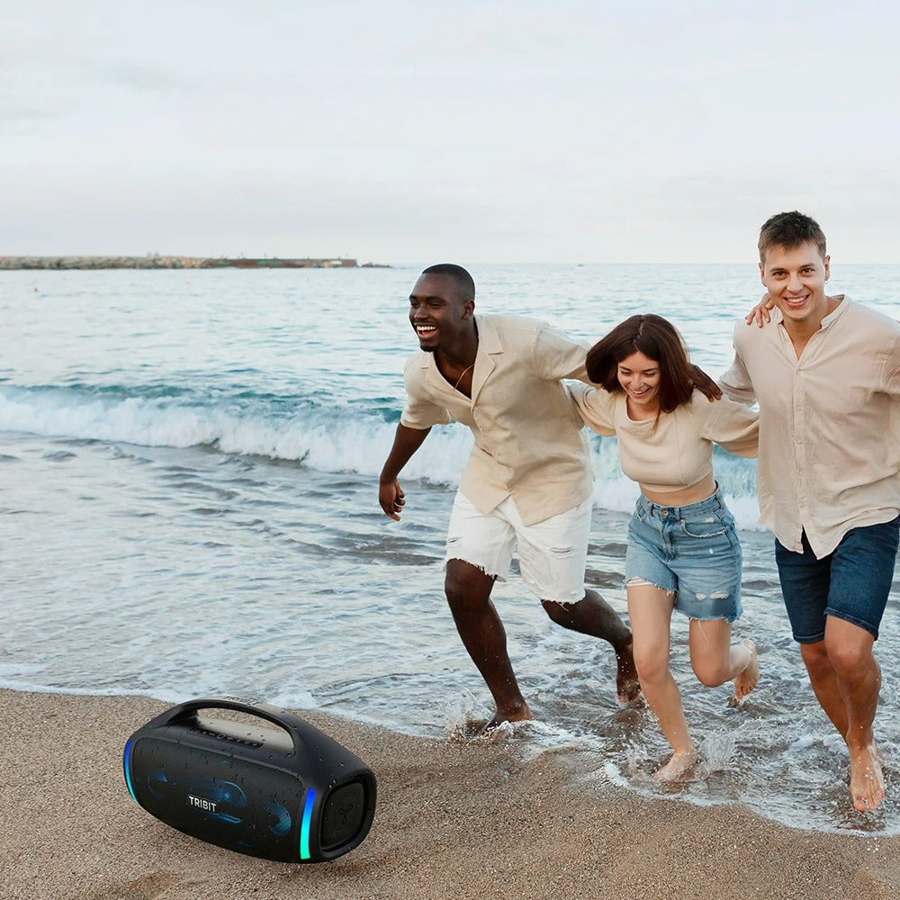 Boxa portabila Tribit StormBox Blast 2 pe plaja, cu Bluetooth, iluminare RGB si design pentru petreceri in aer liber